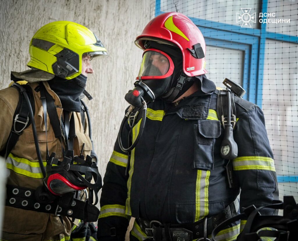Шесть десятков спасателей тушили пожар в 16-этажке в Одессе (фото, видео)