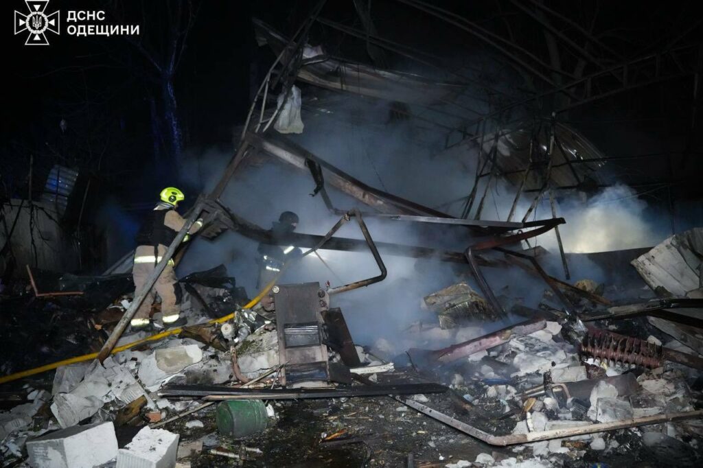 Последствия ночной атаки на Одесскую область: огонь тушили почти 90 спасателей