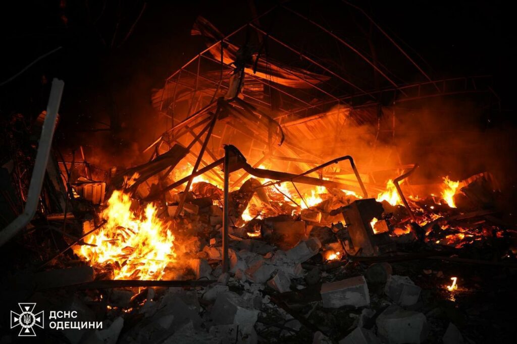 Последствия ночной атаки на Одесскую область: огонь тушили почти 90 спасателей