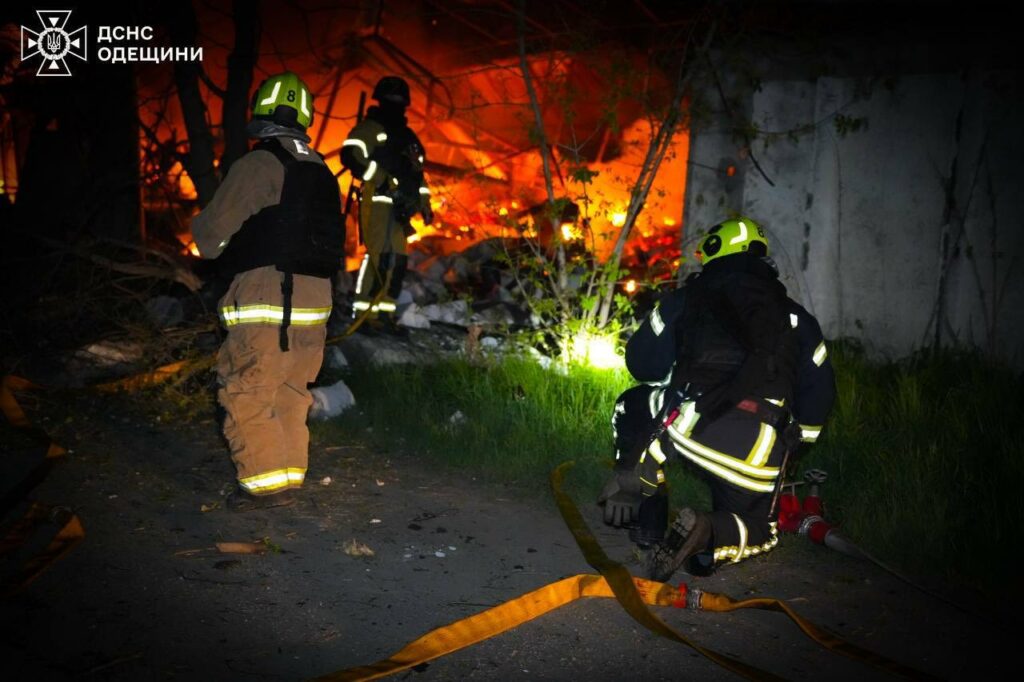 Последствия ночной атаки на Одесскую область: огонь тушили почти 90 спасателей