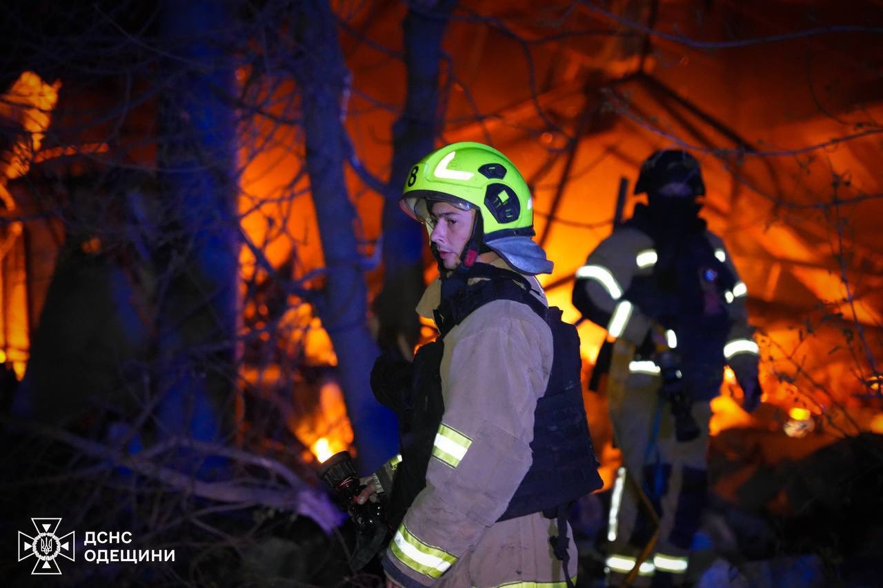 Последствия ночной атаки на Одесскую область: огонь тушили почти 90 спасателей