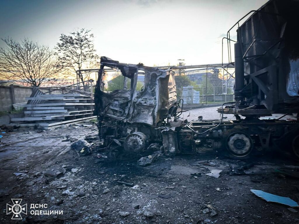 Последствия ночной атаки на Одесскую область: огонь тушили почти 90 спасателей