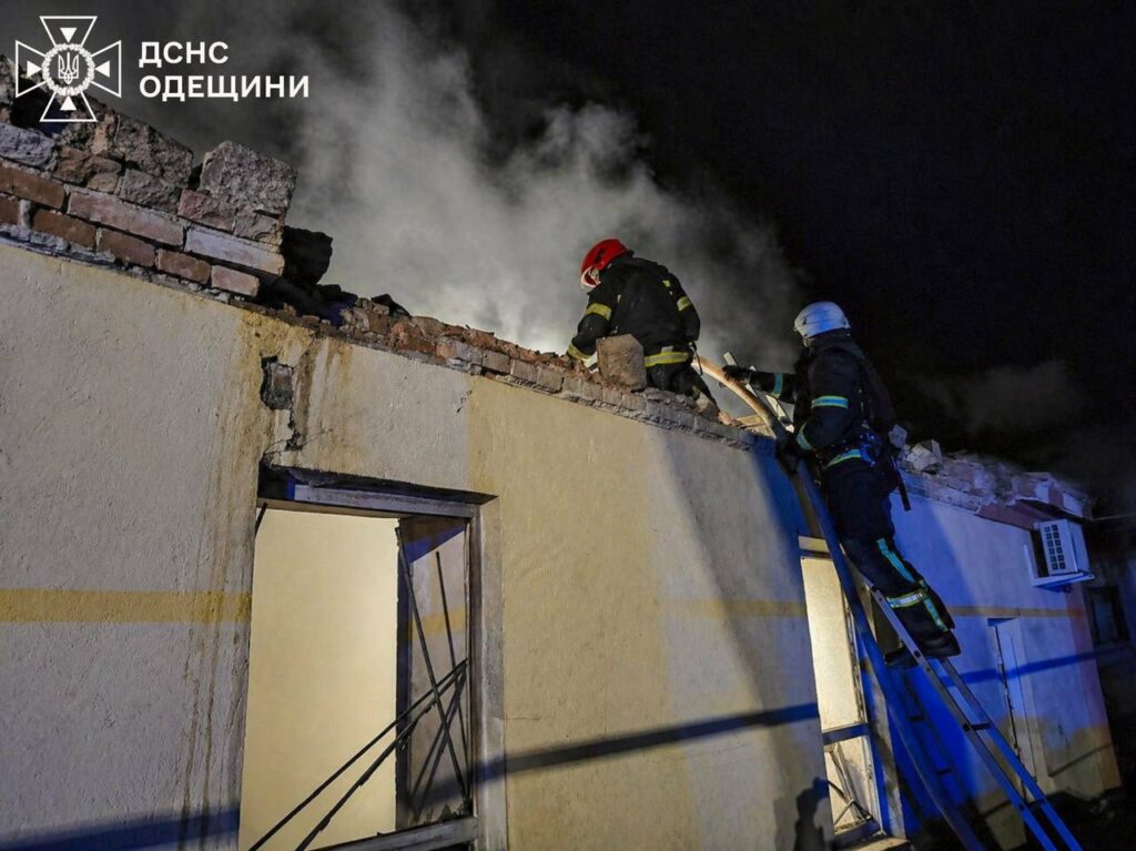 Пострадавшие люди и горящие дома: ГСЧС показала последствия ночной атаки на Одесскую область