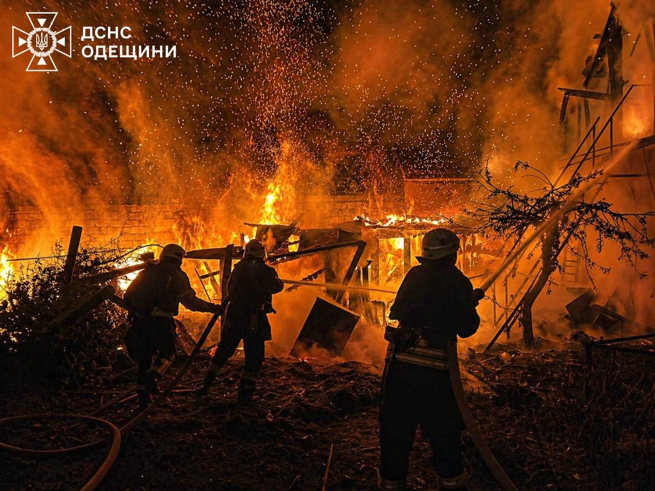 Пострадавшие люди и горящие дома: ГСЧС показала последствия ночной атаки на Одесскую область