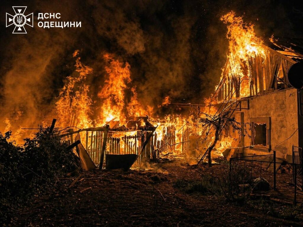 Пострадавшие люди и горящие дома: ГСЧС показала последствия ночной атаки на Одесскую область