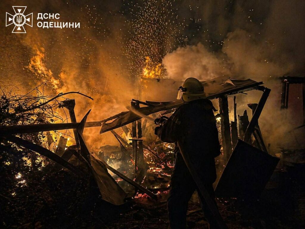 Пострадавшие люди и горящие дома: ГСЧС показала последствия ночной атаки на Одесскую область