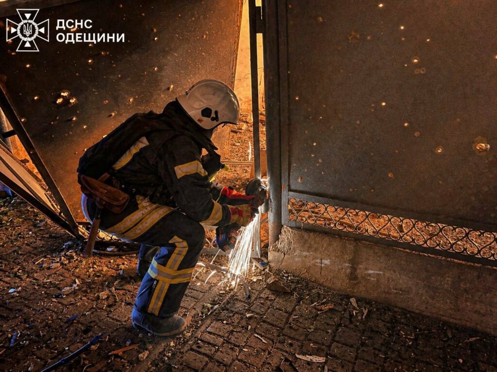 Пострадавшие люди и горящие дома: ГСЧС показала последствия ночной атаки на Одесскую область