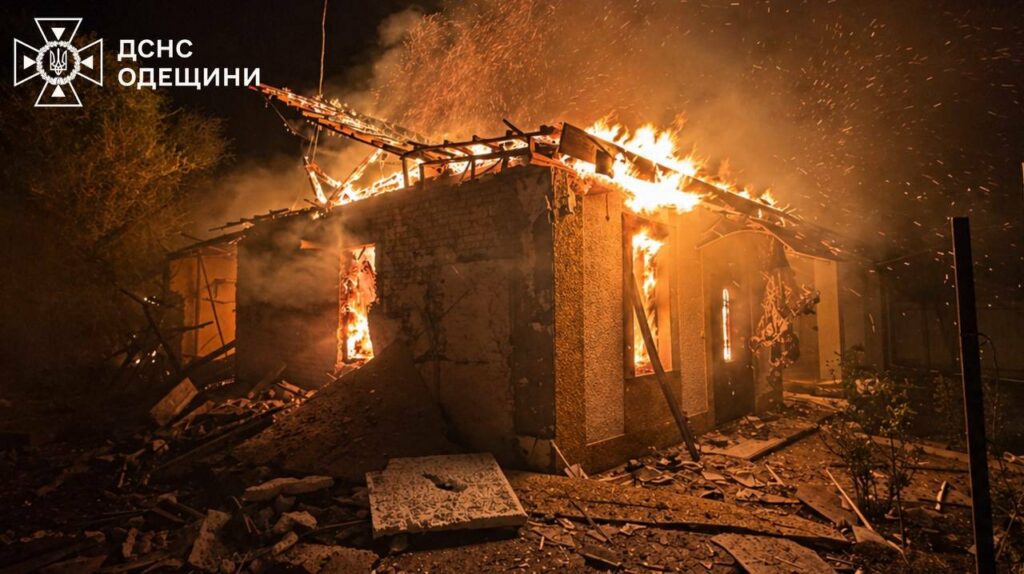 Пострадавшие люди и горящие дома: ГСЧС показала последствия ночной атаки на Одесскую область