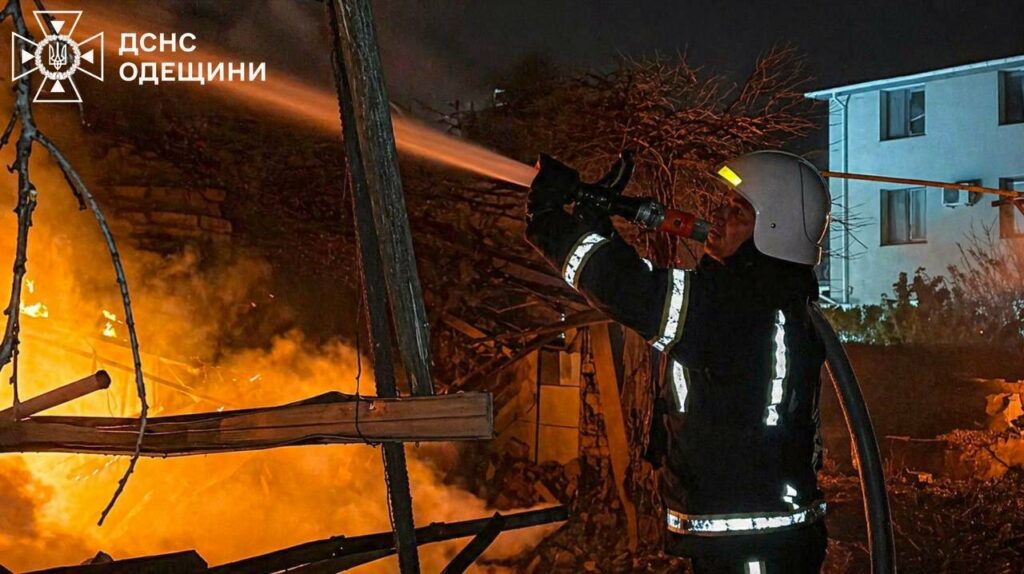 Пострадавшие люди и горящие дома: ГСЧС показала последствия ночной атаки на Одесскую область