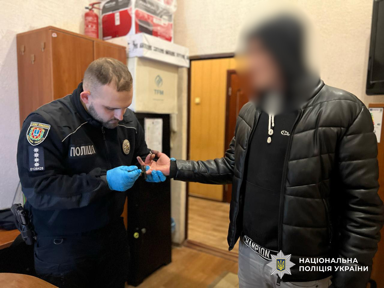 В Одесі трьох чоловіків судитимуть за розбій у готелі з іграшковим пістолетом