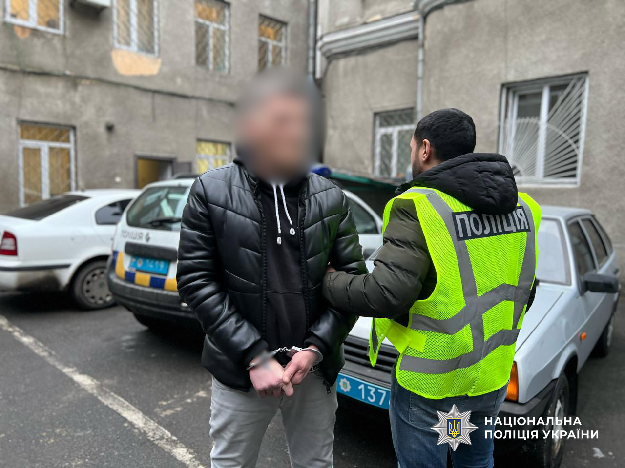 В Одесі трьох чоловіків судитимуть за розбій у готелі з іграшковим пістолетом