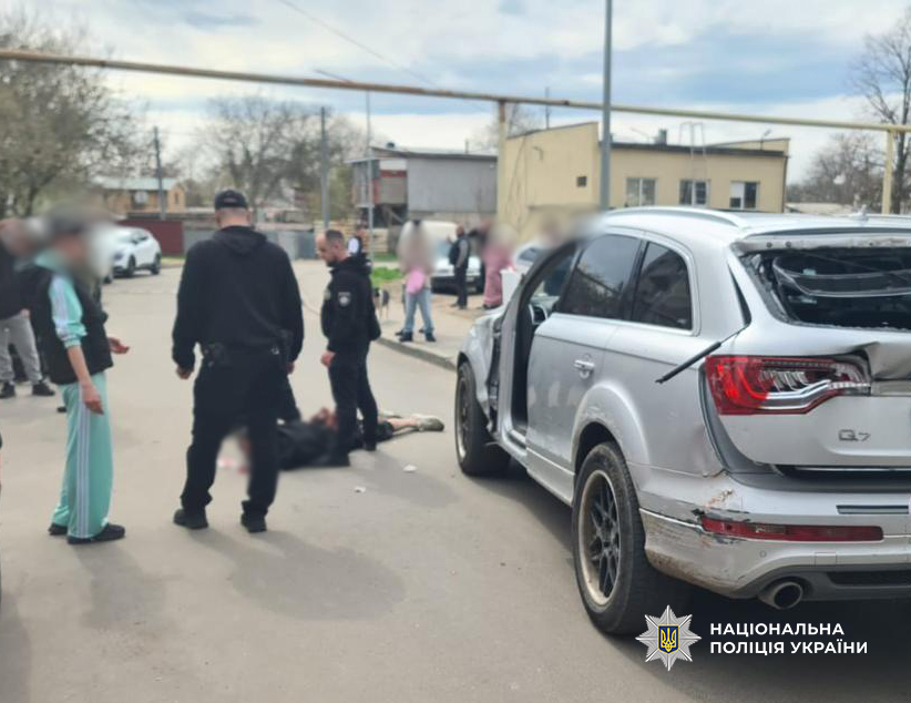 На Одещині нетверезий чоловік угнав автівку та погрожував людям пістолетом