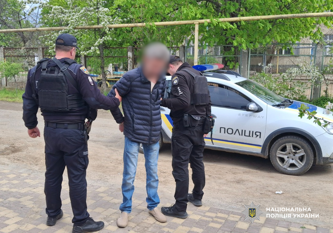 Угрожал учителю пистолетом: в начальной школе в Одесской области задержали нетрезвого мужчину