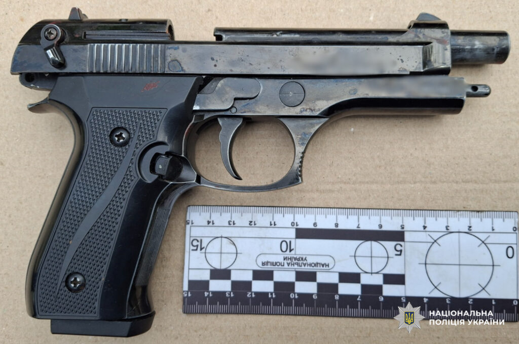 Угрожал учителю пистолетом: в начальной школе в Одесской области задержали нетрезвого мужчину