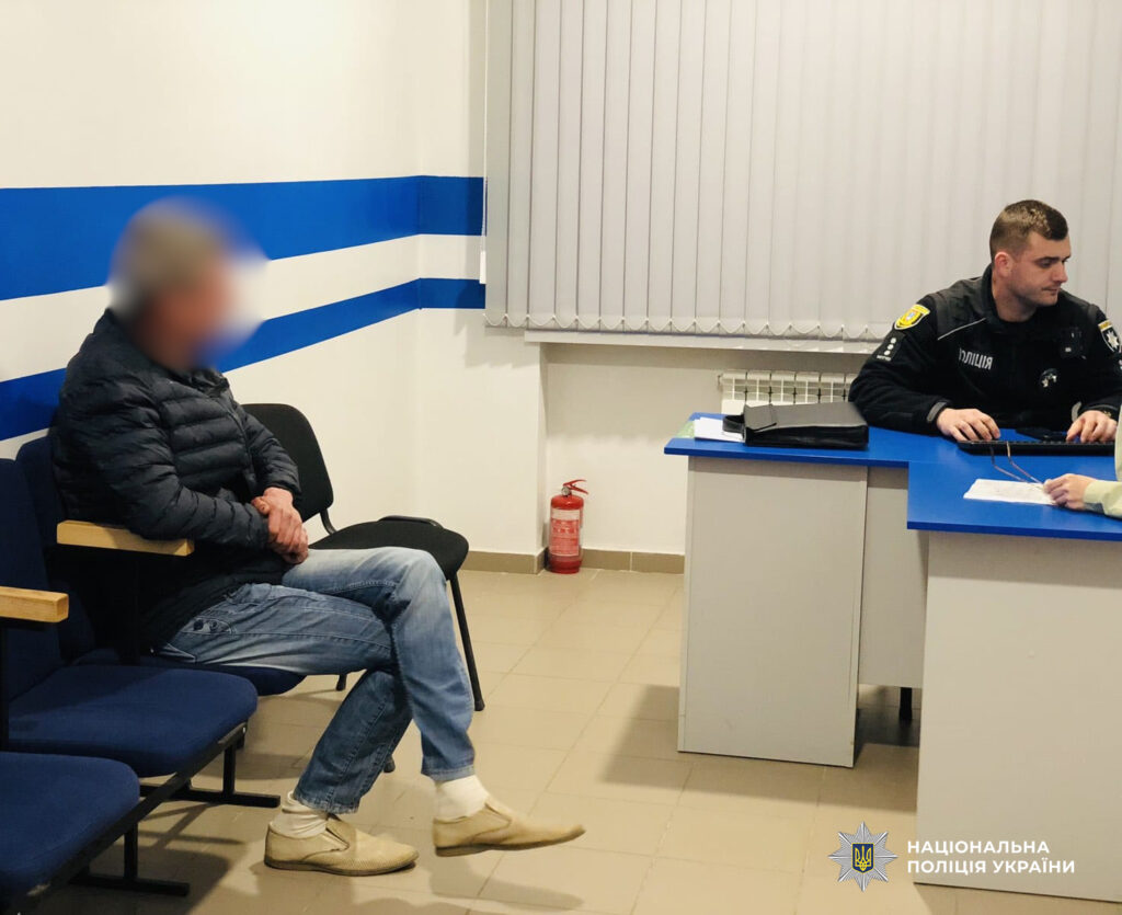 Угрожал учителю пистолетом: в начальной школе в Одесской области задержали нетрезвого мужчину