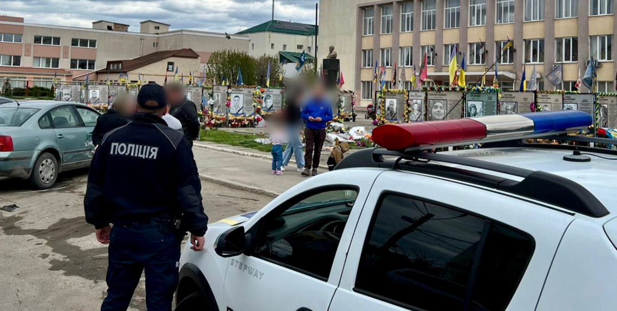 В Балте водитель повредил на Аллее Славы фото погибших и два авто В Балте водитель повредил на Аллее Славы фото погибших и два авто