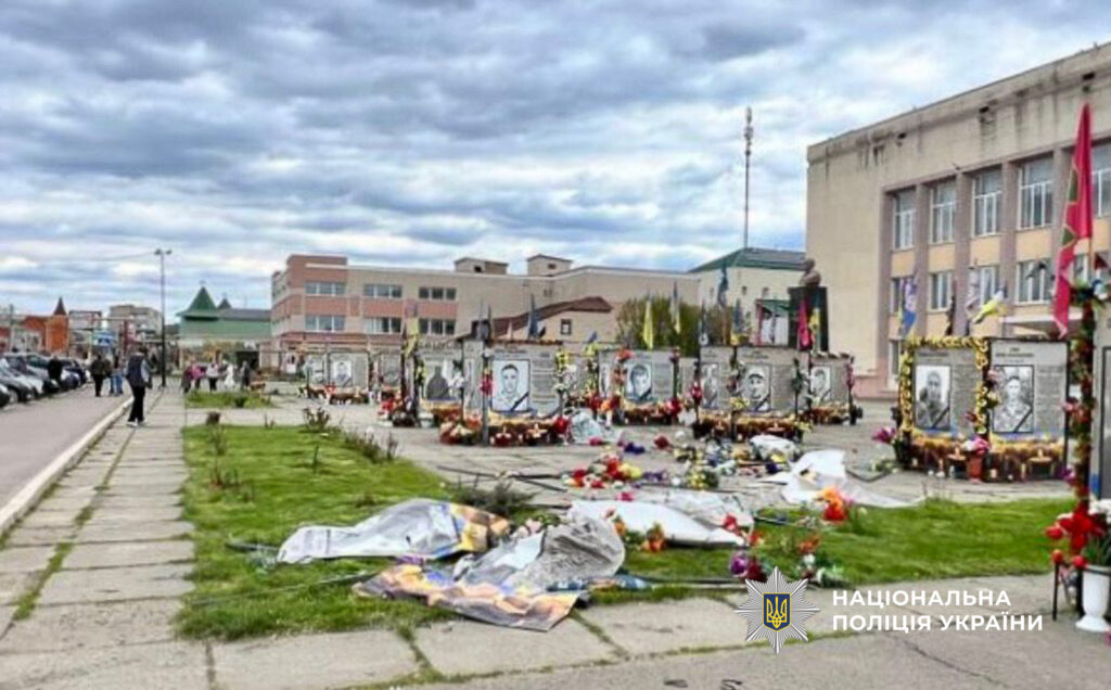 У Балті водій пошкодив на Алеї Слави фото загиблих і два авто