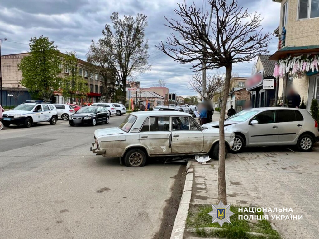 У Балті водій пошкодив на Алеї Слави фото загиблих і два авто