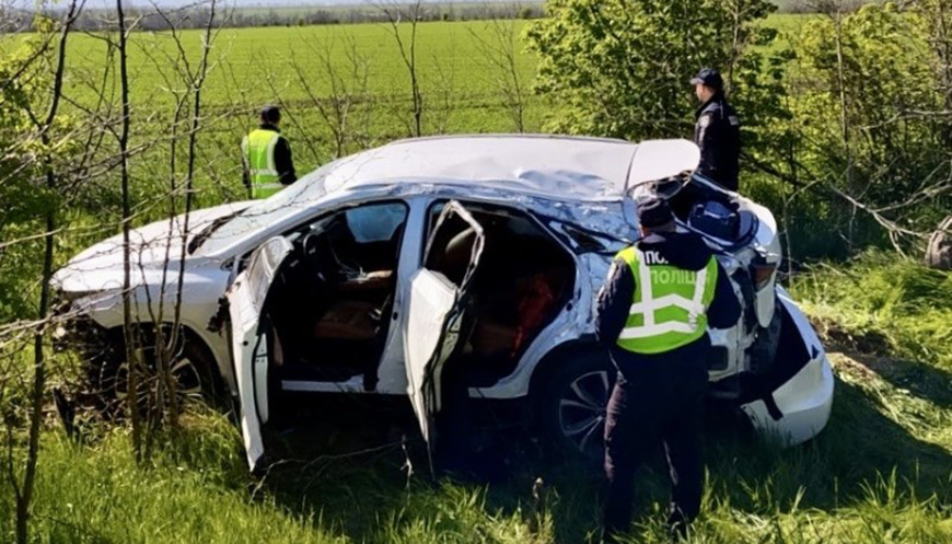 На Одещині водійка Lexus з’їхала в кювет, постраждав її чоловік На Одещині водійка Lexus з’їхала в кювет, постраждав її чоловік
