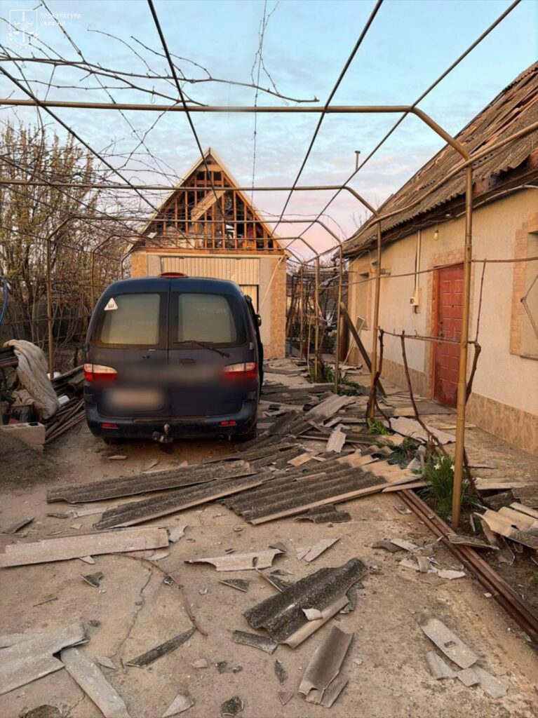 Раненый гражданский и поврежденные дома: прокуратура расследует удар по Одесской области