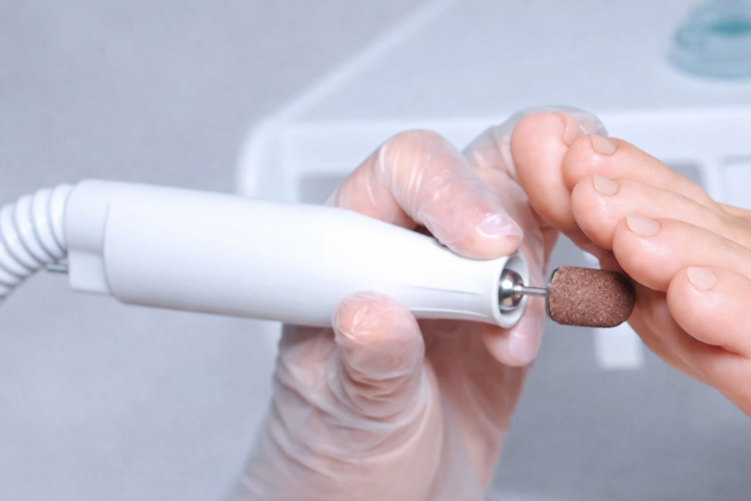 Апаратний педикюр: переваги та особливості