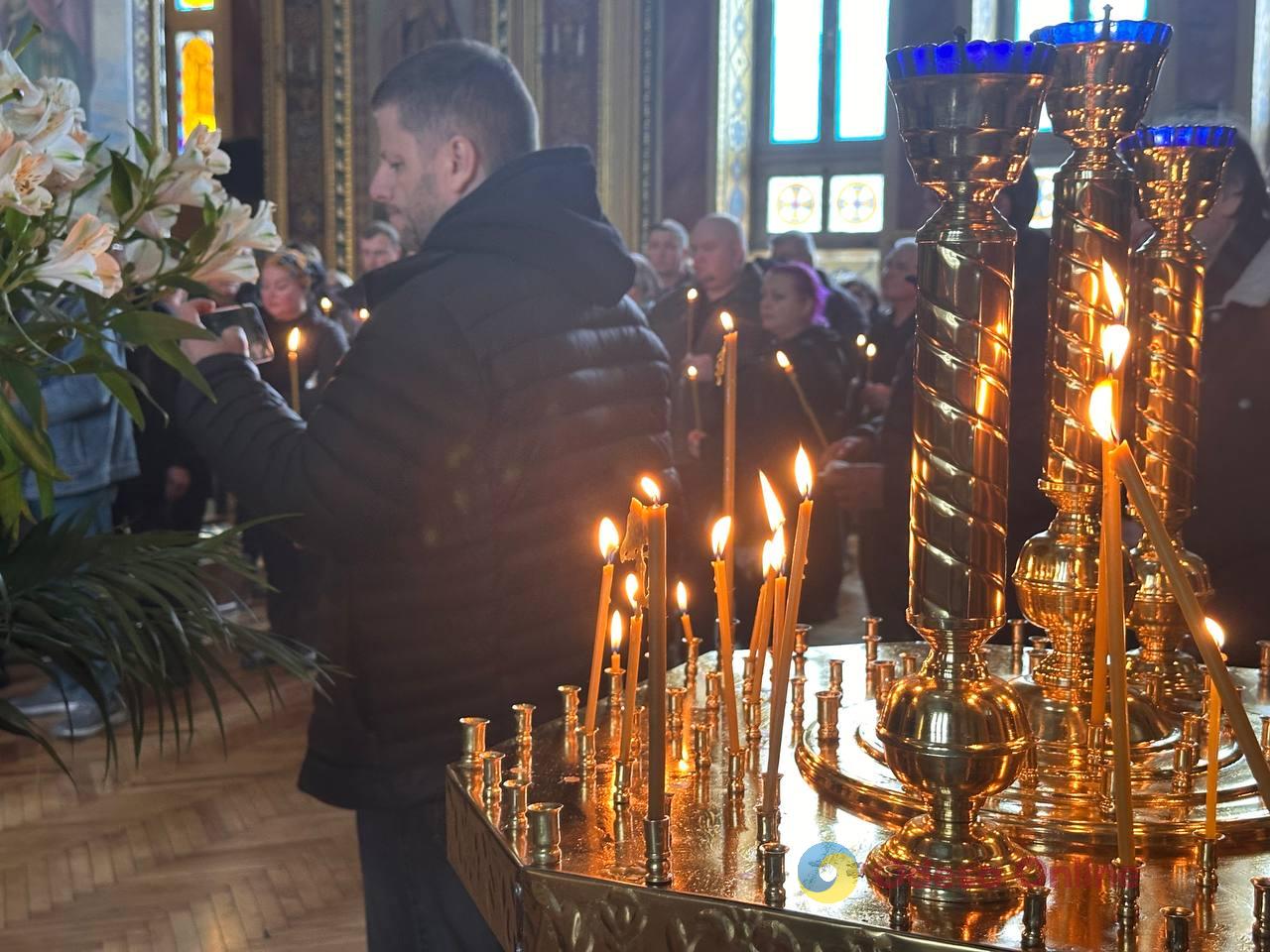 В Одесі простилися із зіркою «Масок» Володимиром Комаровим