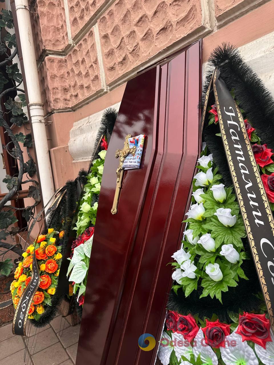 В Одесі простилися із зіркою «Масок» Володимиром Комаровим