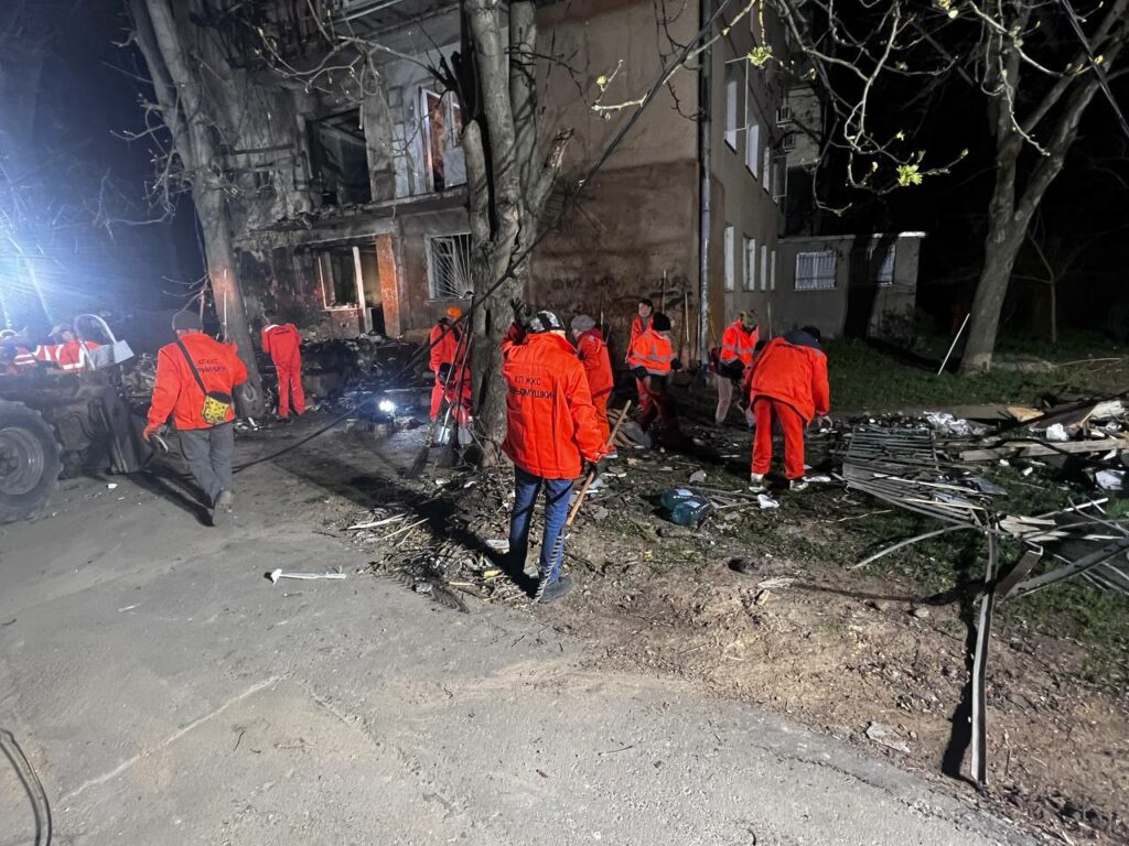 У Хаджибейському районі пошкоджені понад 250 вікон: як Одеса оговтується після нічної атаки В Хаджибейском районе повреждены более 250 окон: как Одесса приходит в себя после ночной атаки