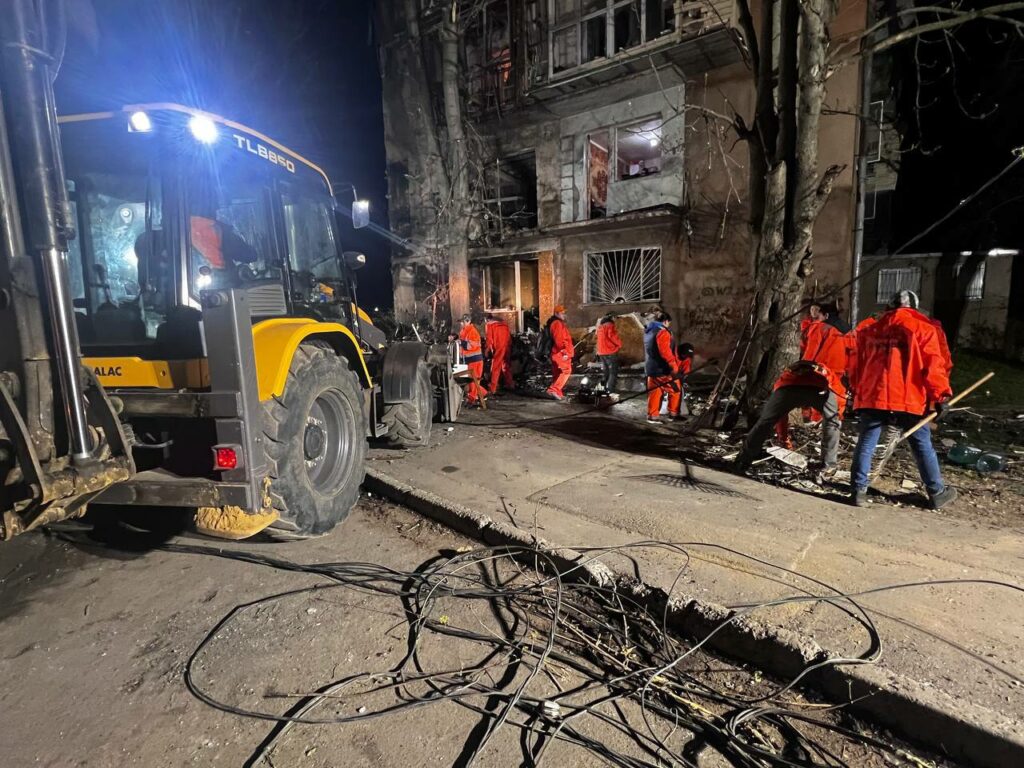 У Хаджибейському районі пошкоджені понад 250 вікон: як Одеса оговтується після нічної атаки В Хаджибейском районе повреждены более 250 окон: как Одесса приходит в себя после ночной атаки