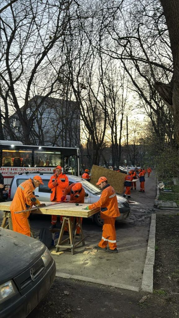 У Хаджибейському районі пошкоджені понад 250 вікон: як Одеса оговтується після нічної атаки В Хаджибейском районе повреждены более 250 окон: как Одесса приходит в себя после ночной атаки