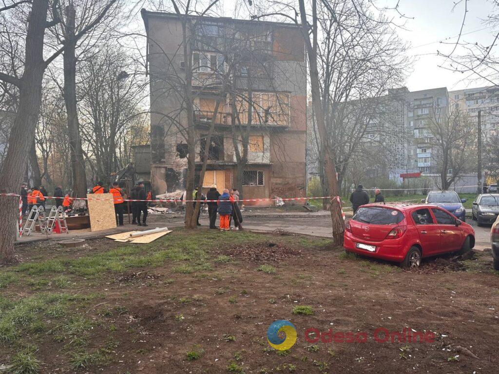 Ночная атака на Одессу: разрушен фасад жилого дома, есть пострадавшие