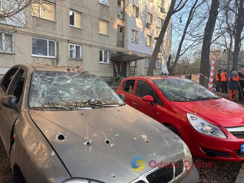 Ночная атака на Одессу: разрушен фасад жилого дома, есть пострадавшие
