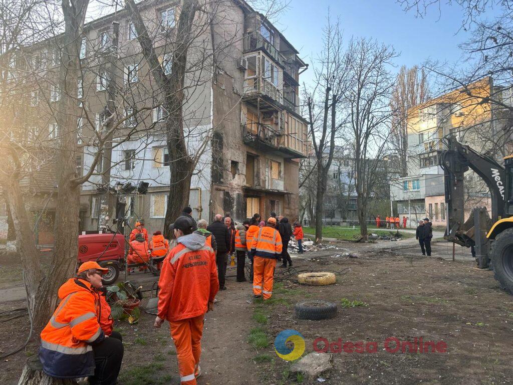 Ночная атака на Одессу: разрушен фасад жилого дома, есть пострадавшие