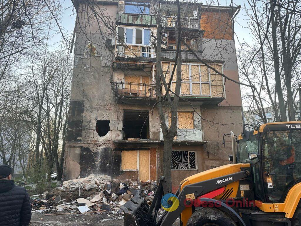 Ночная атака на Одессу: разрушен фасад жилого дома, есть пострадавшие