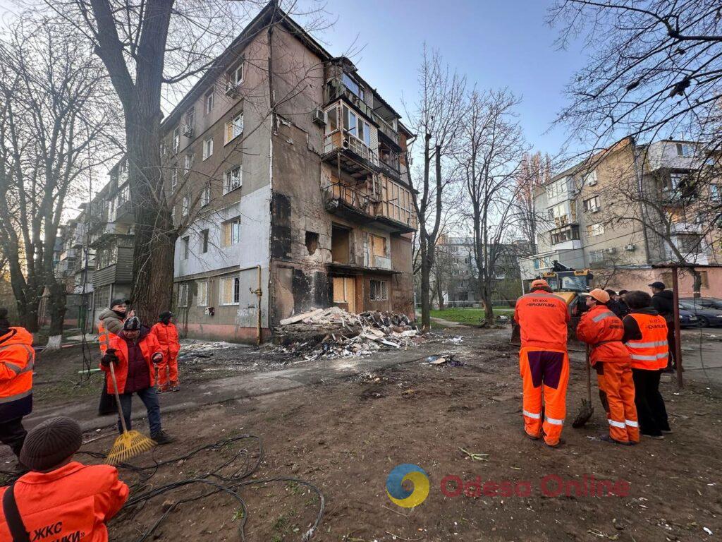 Ночная атака на Одессу: разрушен фасад жилого дома, есть пострадавшие
