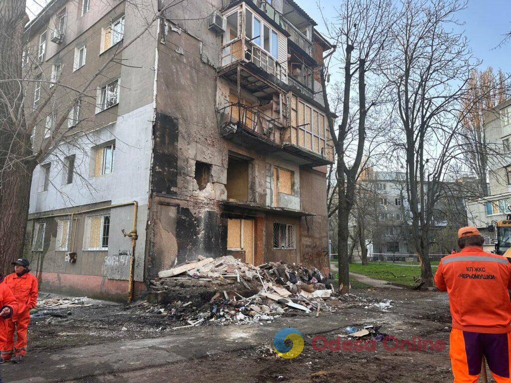 Ночная атака на Одессу: разрушен фасад жилого дома, есть пострадавшие