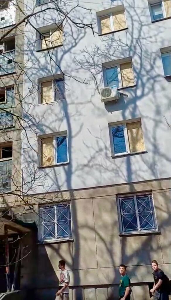 Вісім самоскидів сміття та 130 закритих вікон: в Одесі ліквідовують наслідки ворожої атаки