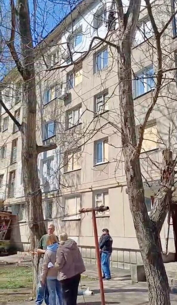 Вісім самоскидів сміття та 130 закритих вікон: в Одесі ліквідовують наслідки ворожої атаки