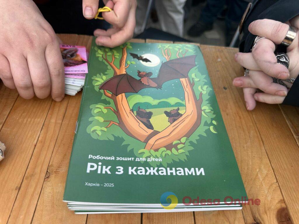 Вперше в Одесі: у парку Шевченка випустили на волю 27 врятованих кажанів Впервые в Одессе: в парке Шевченко выпустили на волю 27 спасенных летучих мышей