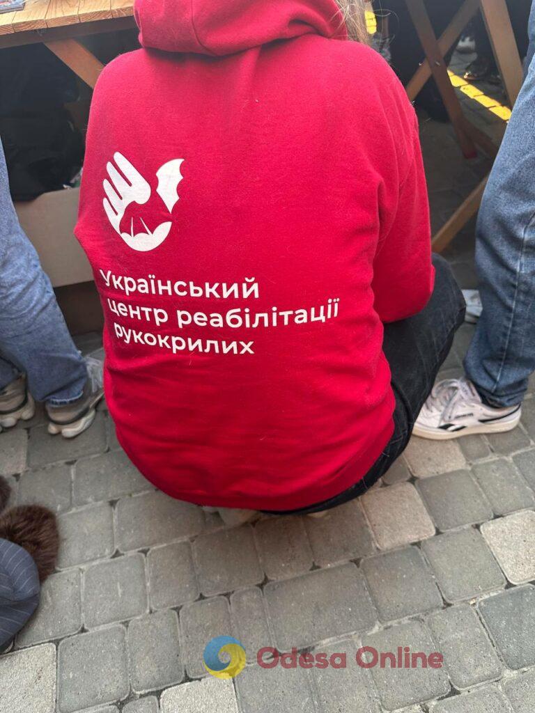 Вперше в Одесі: у парку Шевченка випустили на волю 27 врятованих кажанів Впервые в Одессе: в парке Шевченко выпустили на волю 27 спасенных летучих мышей