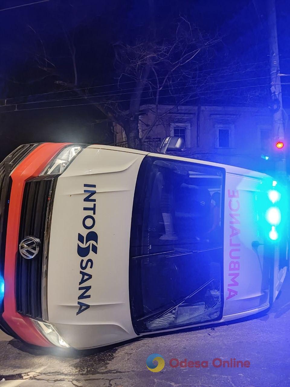 У центрі Одеси перекинувся автомобіль швидкої допомоги (фото) У центрі Одеси перекинувся автомобіль швидкої допомоги (фото)