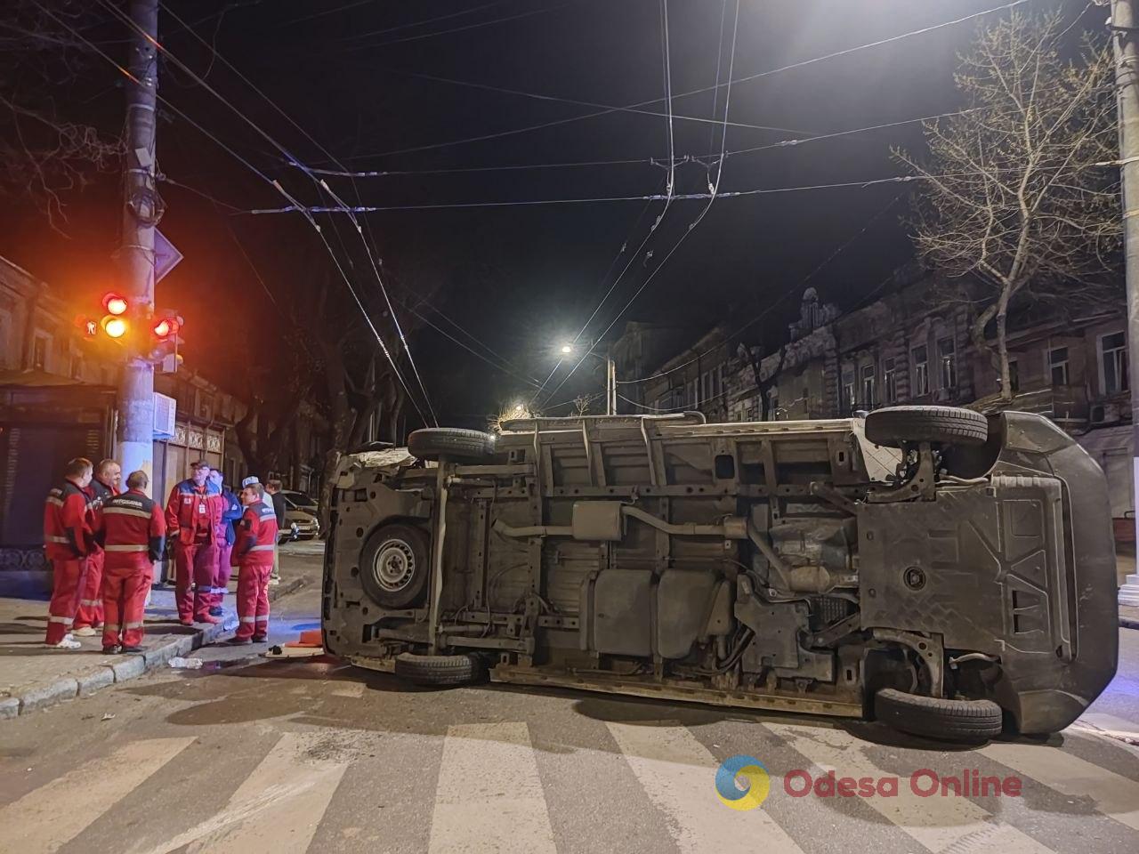 У центрі Одеси перекинувся автомобіль швидкої допомоги (фото) У центрі Одеси перекинувся автомобіль швидкої допомоги (фото)