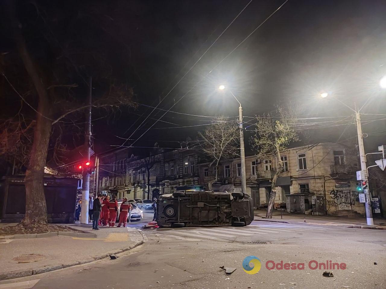 У центрі Одеси перекинувся автомобіль швидкої допомоги (фото) У центрі Одеси перекинувся автомобіль швидкої допомоги (фото)