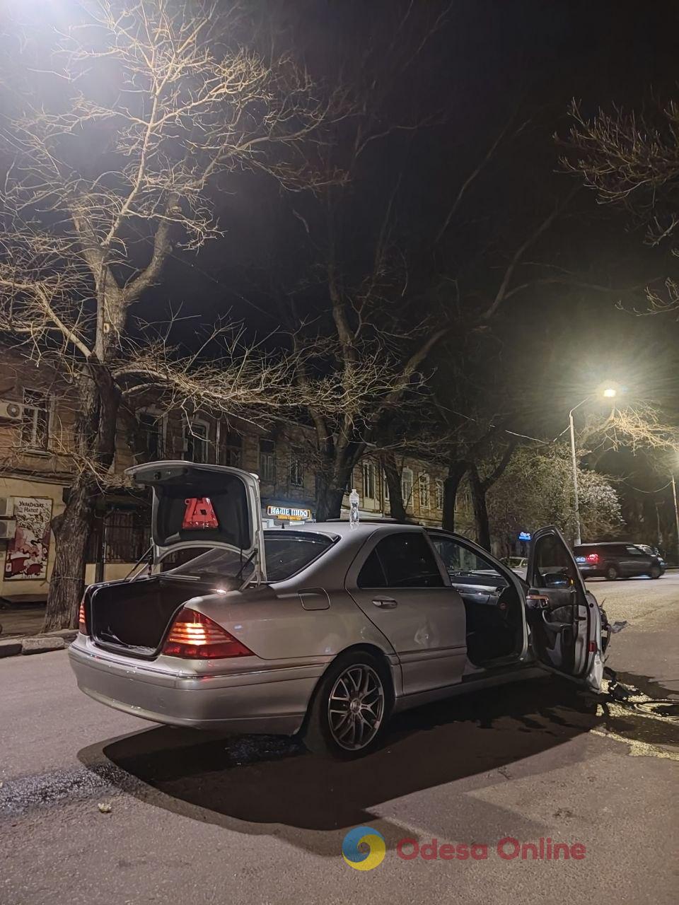 У центрі Одеси перекинувся автомобіль швидкої допомоги (фото) У центрі Одеси перекинувся автомобіль швидкої допомоги (фото)