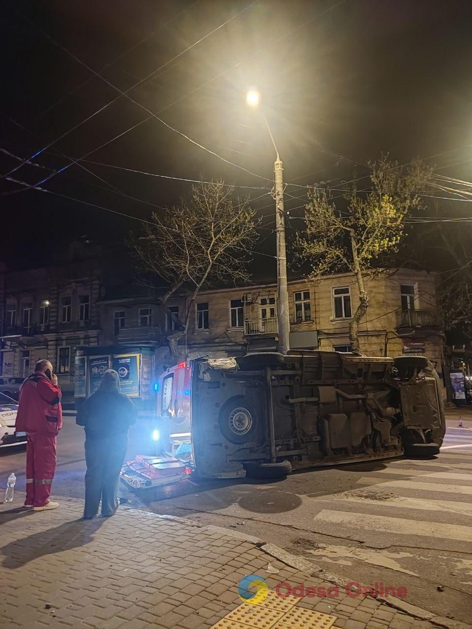 У центрі Одеси перекинувся автомобіль швидкої допомоги (фото) У центрі Одеси перекинувся автомобіль швидкої допомоги (фото)