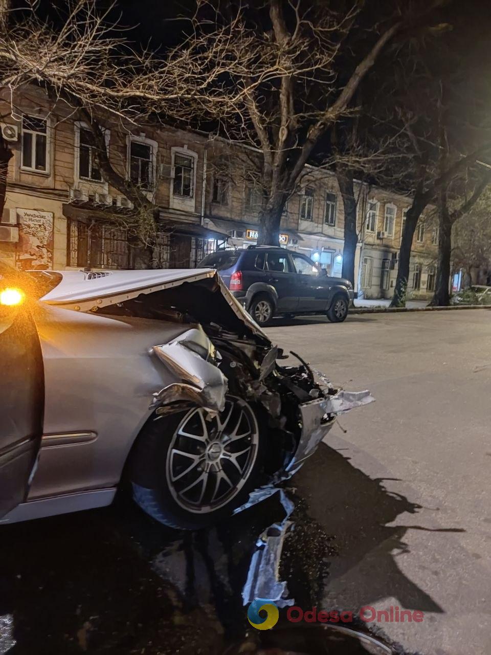 У центрі Одеси перекинувся автомобіль швидкої допомоги (фото) У центрі Одеси перекинувся автомобіль швидкої допомоги (фото)