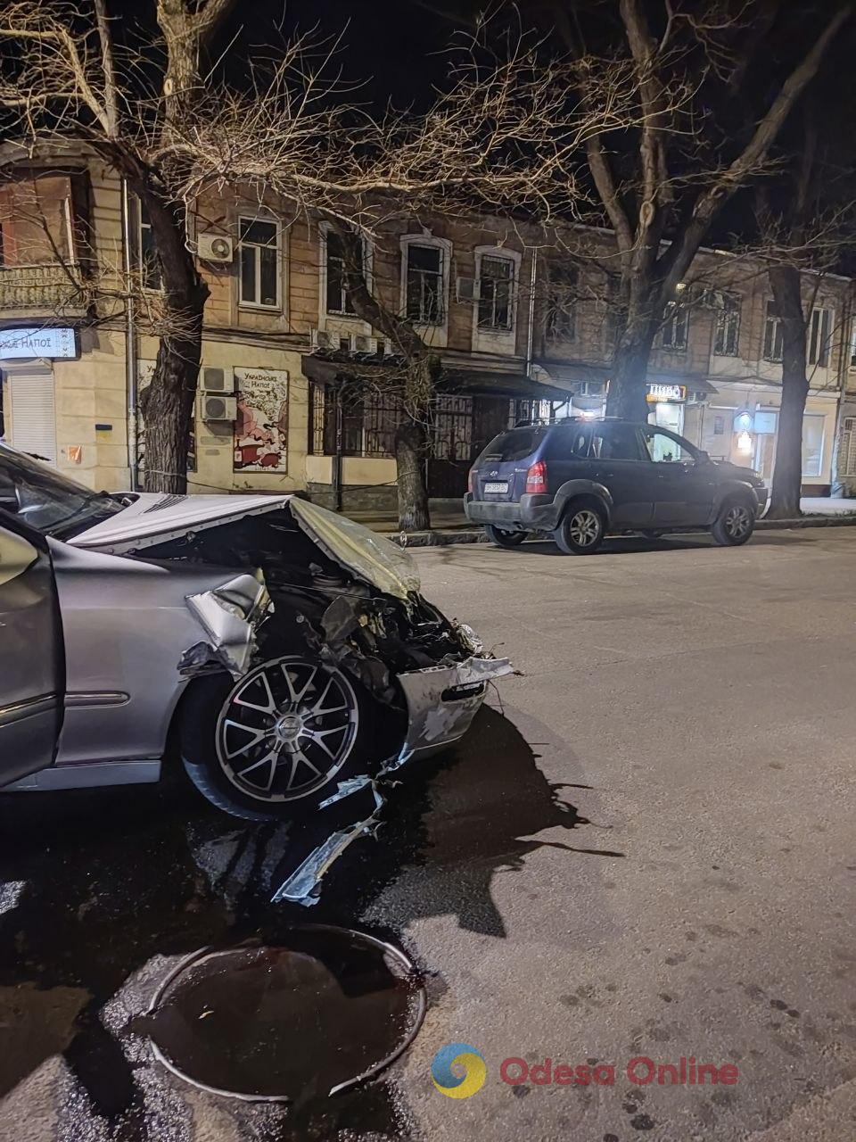 У центрі Одеси перекинувся автомобіль швидкої допомоги (фото) У центрі Одеси перекинувся автомобіль швидкої допомоги (фото)