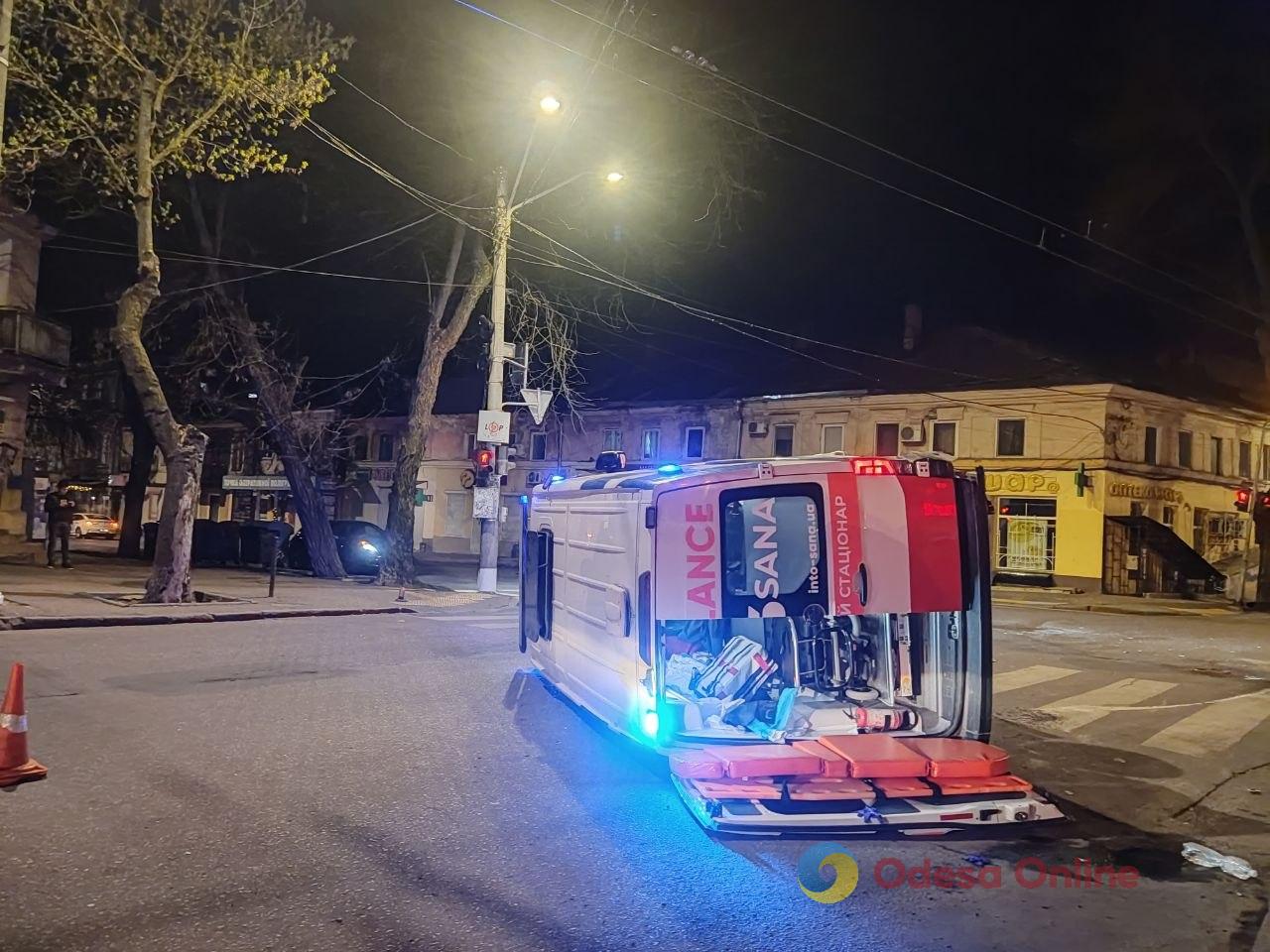 У центрі Одеси перекинувся автомобіль швидкої допомоги (фото) У центрі Одеси перекинувся автомобіль швидкої допомоги (фото)