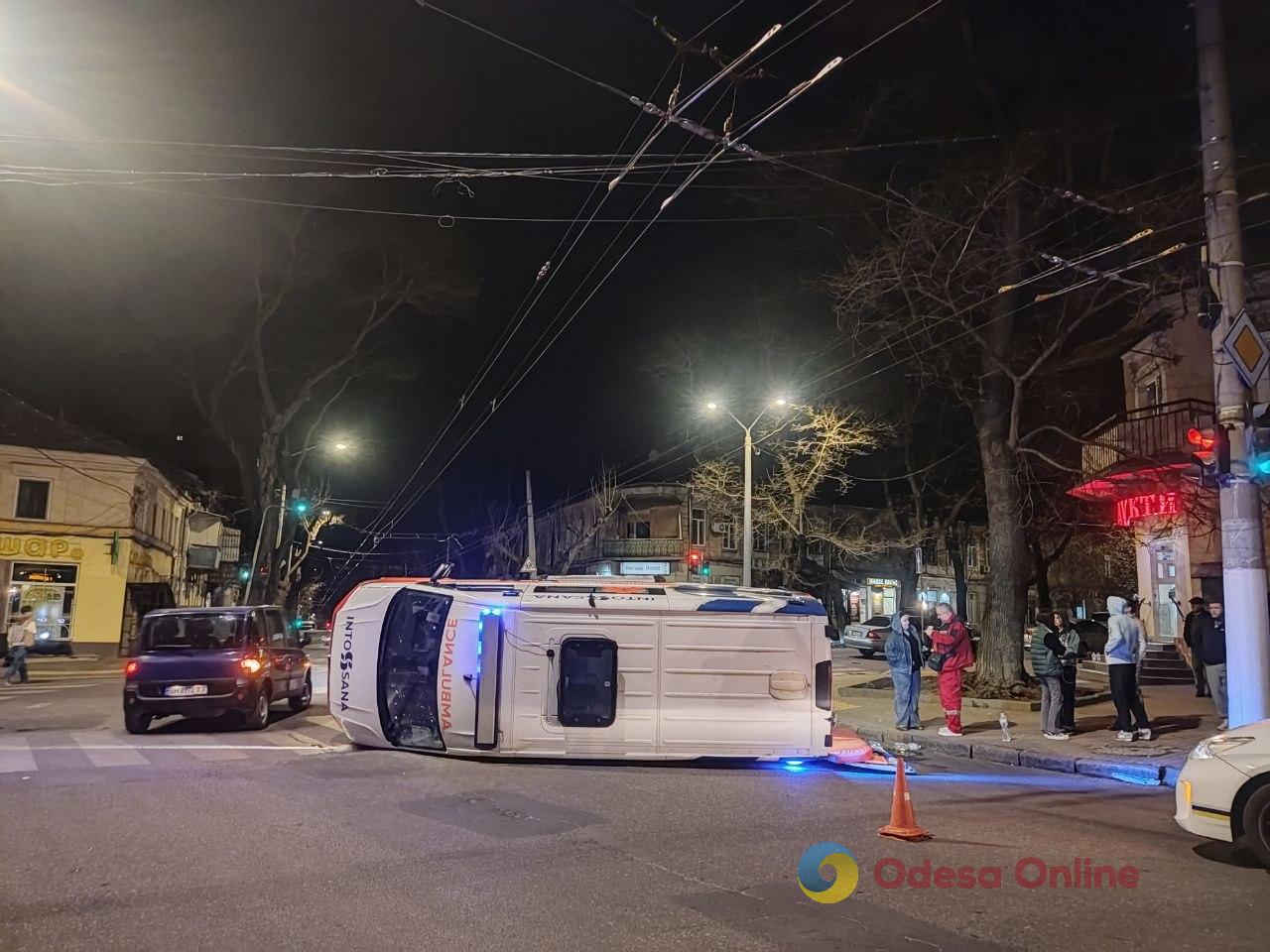У центрі Одеси перекинувся автомобіль швидкої допомоги (фото) У центрі Одеси перекинувся автомобіль швидкої допомоги (фото)