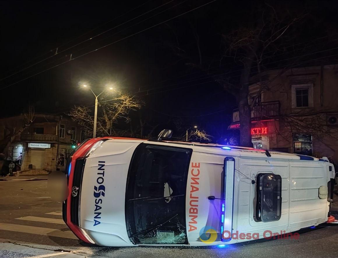 У центрі Одеси перекинувся автомобіль швидкої допомоги (фото) У центрі Одеси перекинувся автомобіль швидкої допомоги (фото)